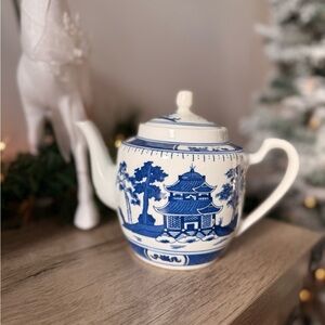 Vintage Blue & White Chinoiserie Teapot – Classic Blue Willow Style